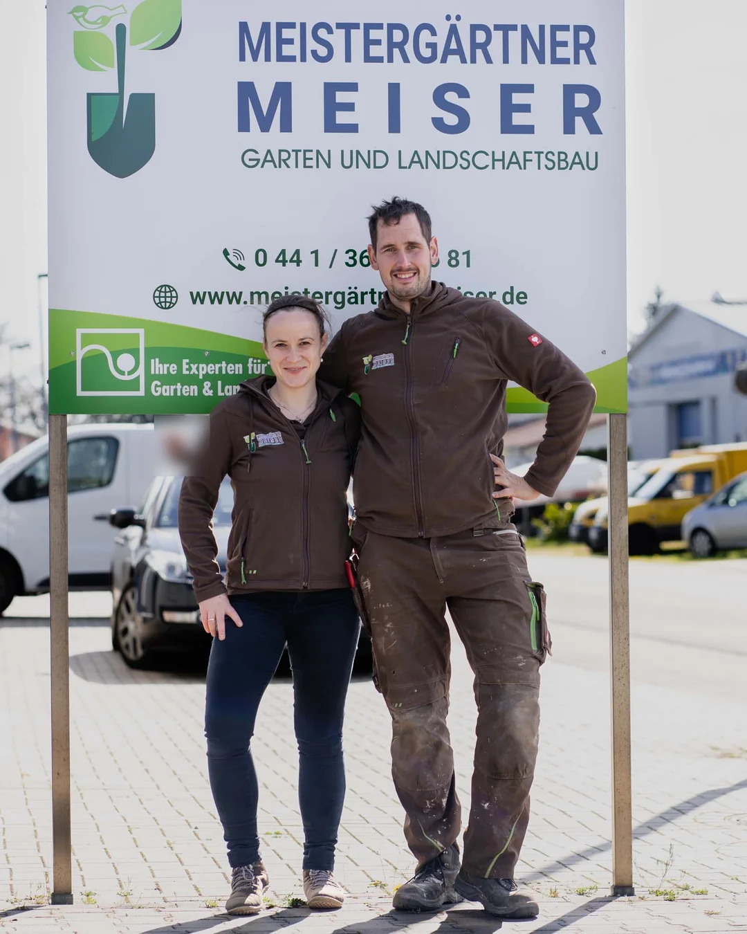 Eric Herrmann-Meiser und Dr. Sonja Meiser vor dem Firmenschild auf dem Betriebshof in Sandkrug