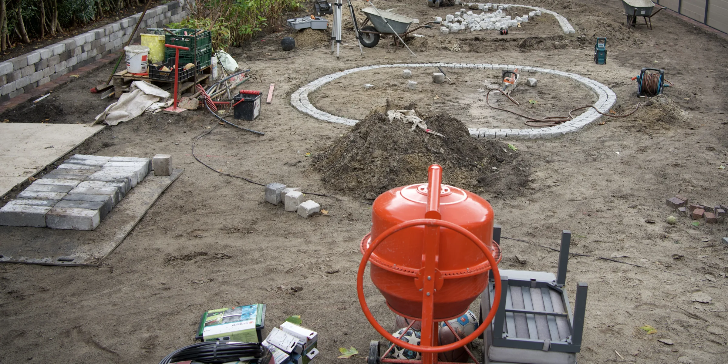 Gartenbaustelle in Oldenburg: Rondell im Bau mit Mischer und Pflastersteinen